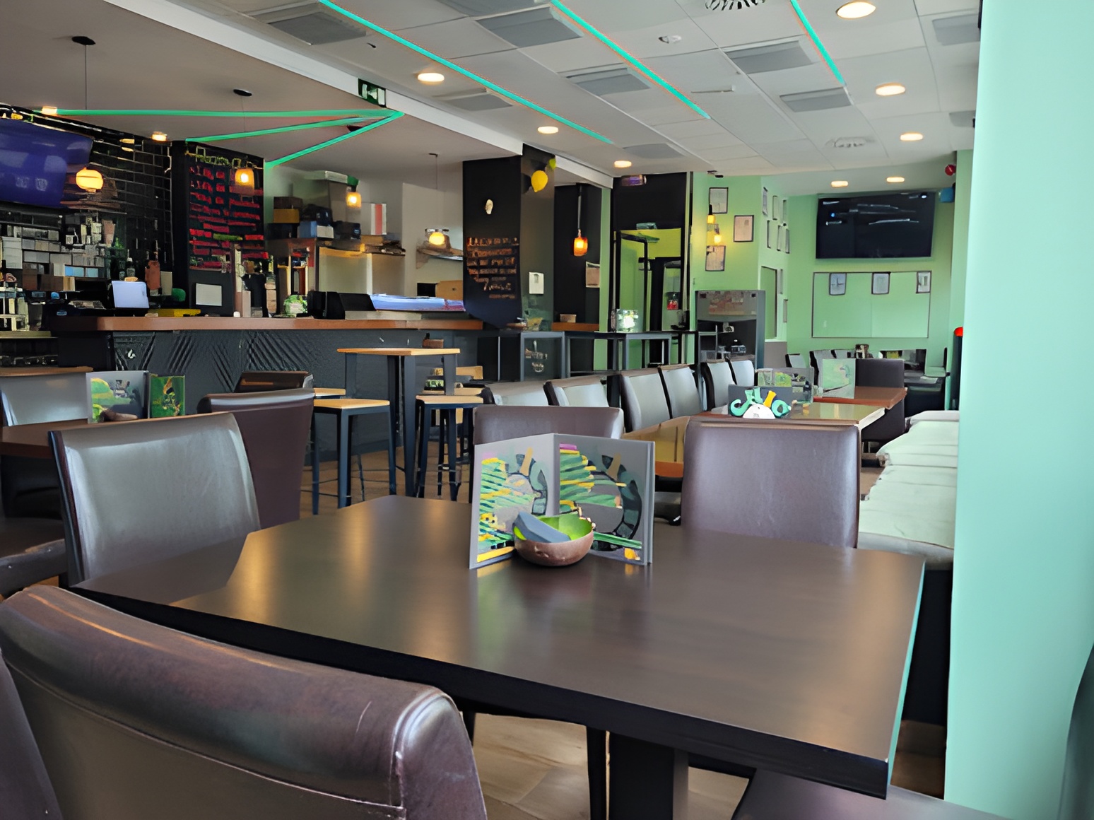 Interior de bar moderno en Madrid con mesas y decoración original donde disfrutar tapas originales en Madrid con coins