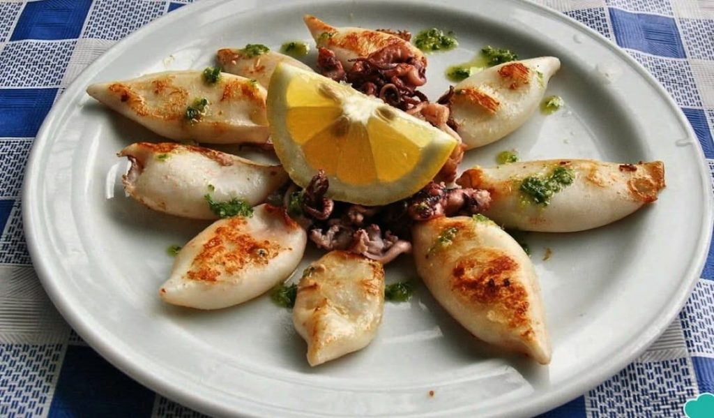 Calamares rellenos a la plancha con limón y salsa verde, una de las tapas originales en Madrid con coins